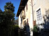 V Itálii, v blízkosti Lake Mergozzo starý bytového komplexu. 5