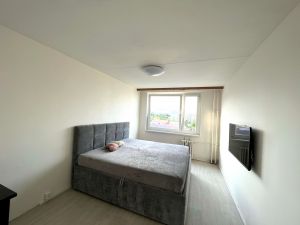 Prodej prosluněného bytu 3+1, 73 m² s balkónem a sklepní kójí na Praha 13 - Stodůlky. 3