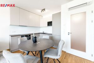 Pronájem bytu 2+kk 54 m² v 5 podlaží s balkonem a parkováním, Jankovcova, Praha 7 - Holešovice 4