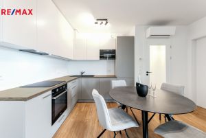 Pronájem bytu 2+kk 54 m² v 5 podlaží s balkonem a parkováním, Jankovcova, Praha 7 - Holešovice 5
