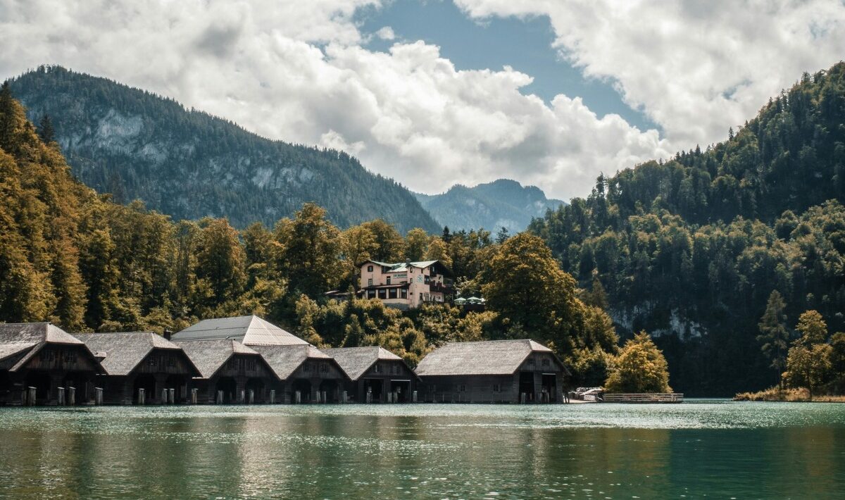 Nová realita bydlení: Pražané si drží byt ve městě, ale žijí jinde