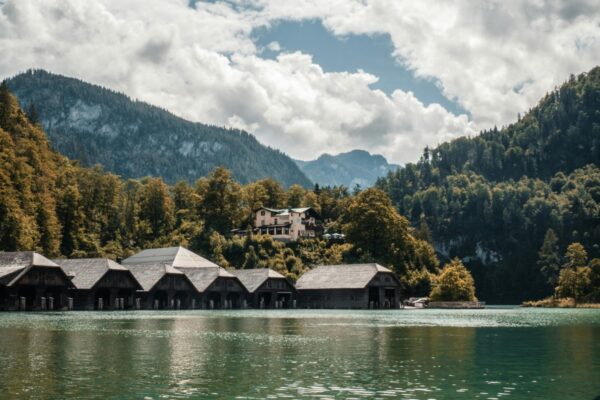 Nová realita bydlení: Pražané si drží byt ve městě, ale žijí jinde