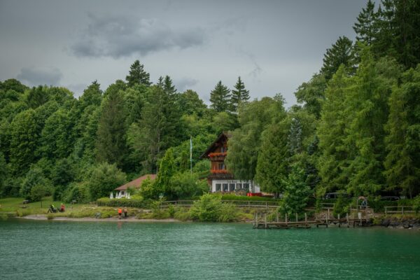 Ochrana vstupních dveří proti povětrnostním vlivům: Údržba a nátery