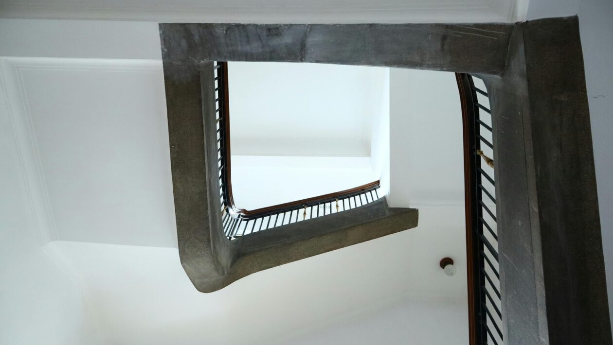 Úložné systémy a přístup na půdu: Žebříky, schodiště a efektivní organizace