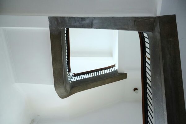 Úložné systémy a přístup na půdu: Žebříky, schodiště a efektivní organizace