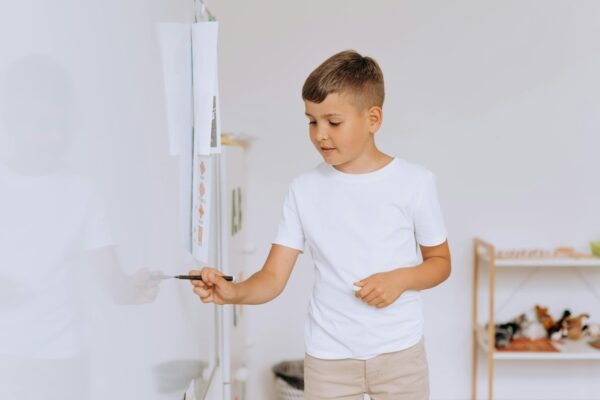 Pracovní desky: Porovnání laminátu, kamene, kompozitu a dřeva