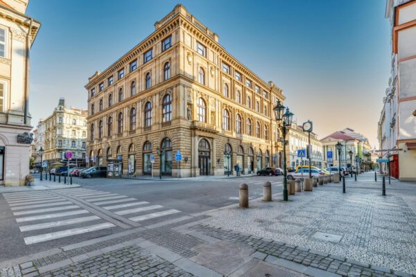 Údržba a čištění kuchyňského dřezu: Prevence skvrn