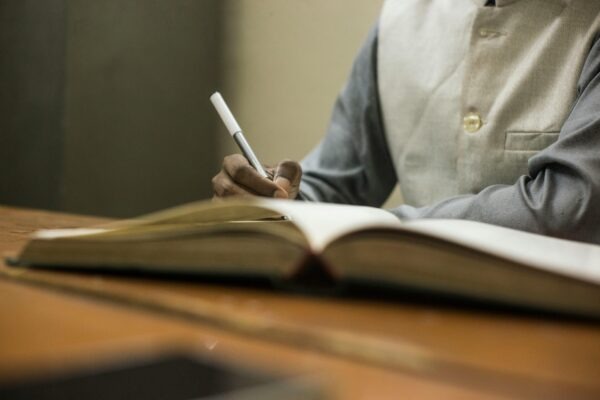 Design pracovny podporující produktivitu: Estetika a organizace