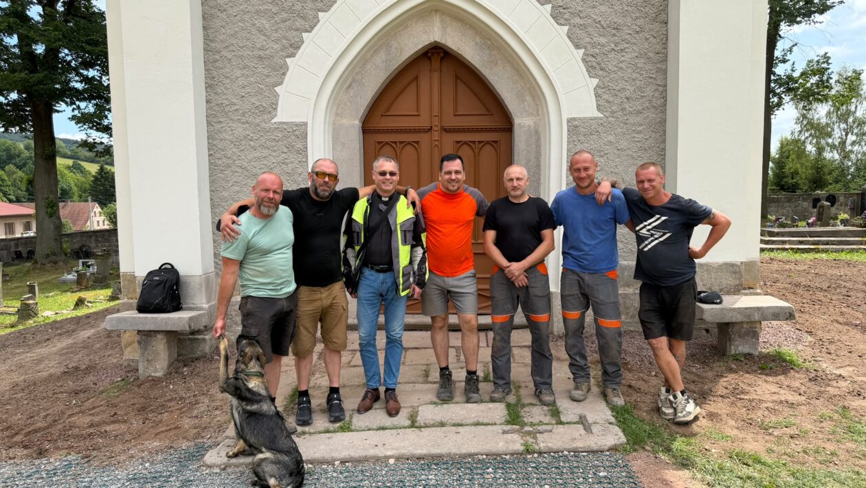 Na opravě kaple v Šonově pomáhali opět ukrajinští váleční veteráni, další práce se přesunou do interiéru