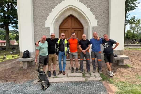 Na opravě kaple v Šonově pomáhali opět ukrajinští váleční veteráni, další práce se přesunou do interiéru